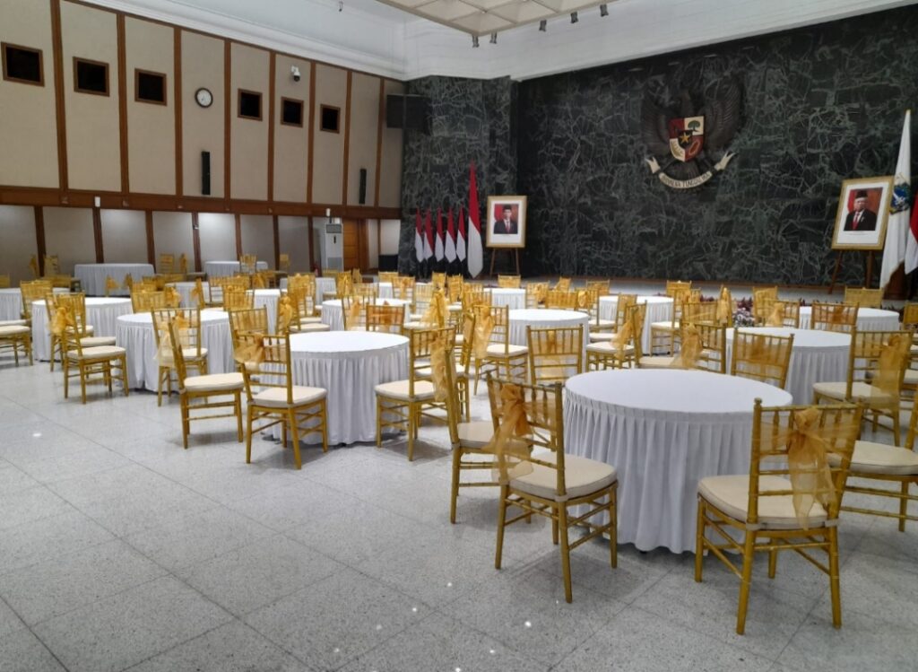 sewa kursi tiffany crossback